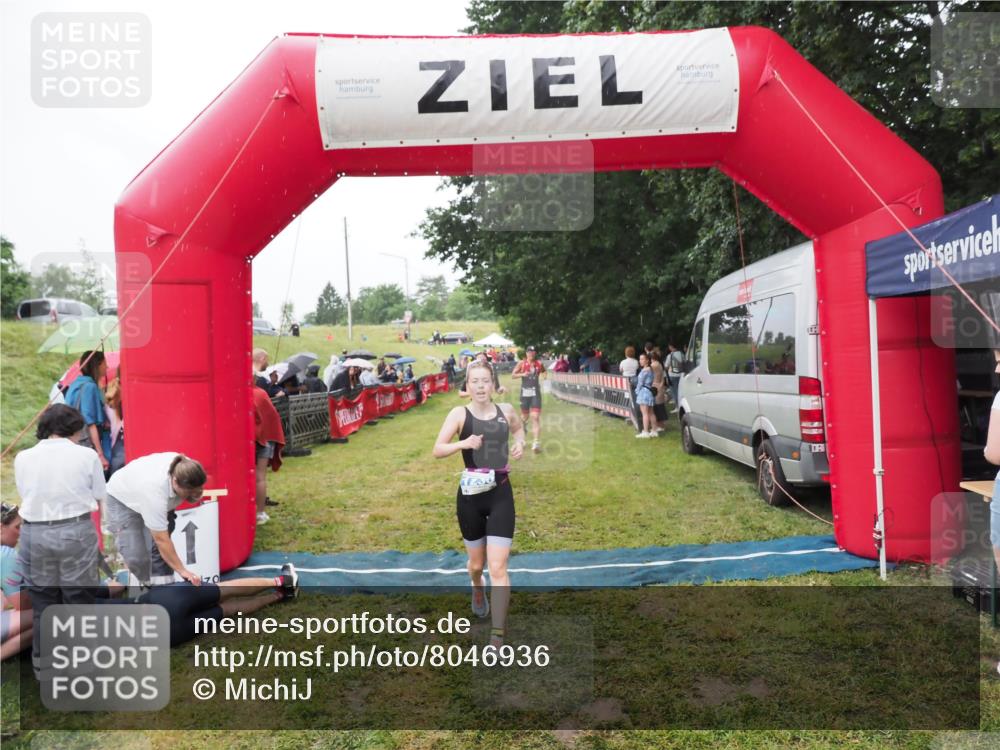 21.06.2025 - 27. Vierlanden-Triathlon MichiJ http://msf.ph/oto/8046936 15.06.2026 14:09:07 Ziel 218, 1180, 1230 meine-sportfotos.de
