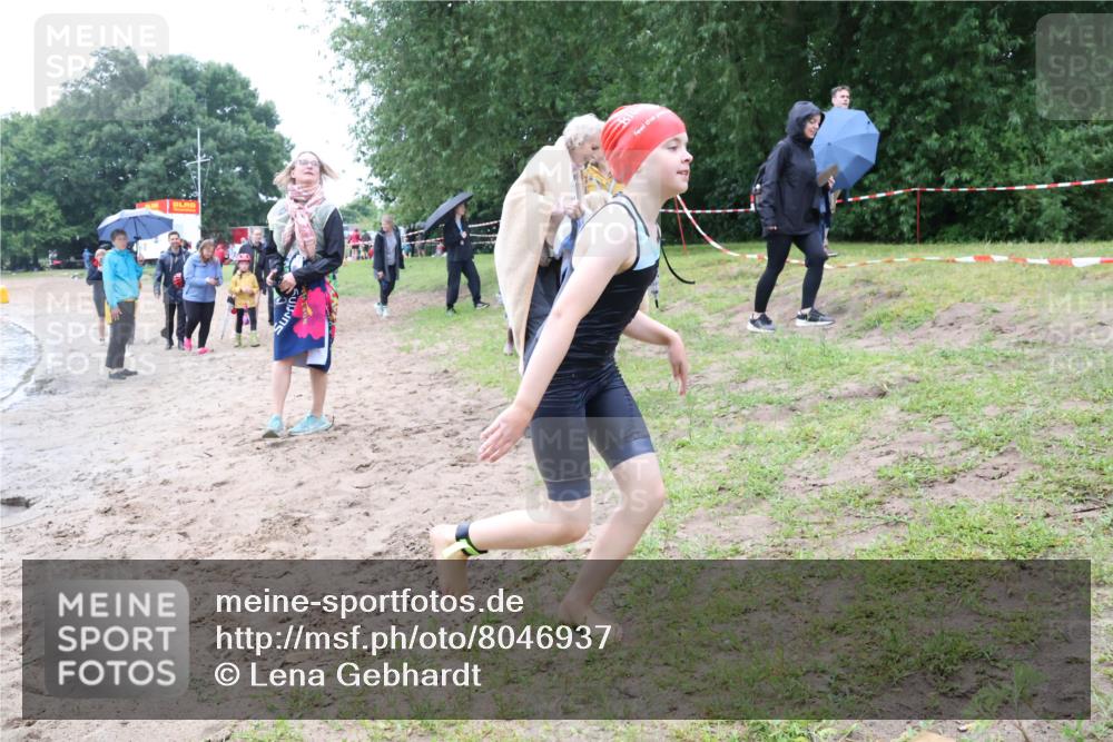 21.06.2025 - 27. Vierlanden-Triathlon Lena Gebhardt http://msf.ph/oto/8046937 15.06.2025 15:02:17 Schwimmen  meine-sportfotos.de