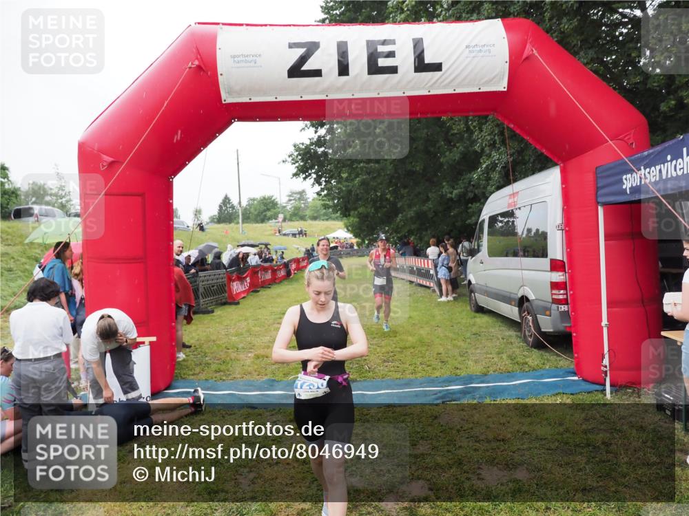 21.06.2025 - 27. Vierlanden-Triathlon MichiJ http://msf.ph/oto/8046949 15.06.2026 14:09:08 Ziel 218, 1180, 1230 meine-sportfotos.de