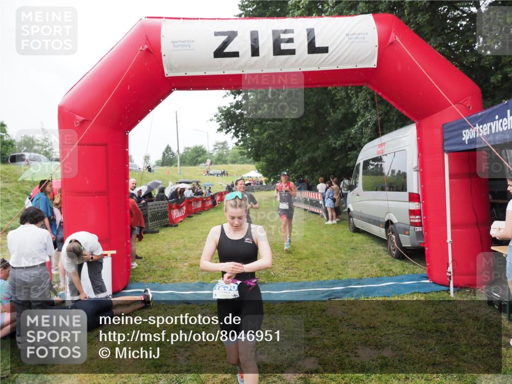 21.06.2025 - 27. Vierlanden-Triathlon MichiJ http://msf.ph/oto/8046951 15.06.2026 14:09:08 Ziel 218, 1180, 1230 meine-sportfotos.de