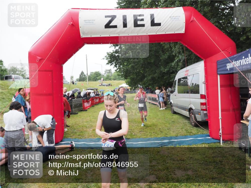 21.06.2025 - 27. Vierlanden-Triathlon MichiJ http://msf.ph/oto/8046955 15.06.2026 14:09:08 Ziel 218, 1180, 1230 meine-sportfotos.de