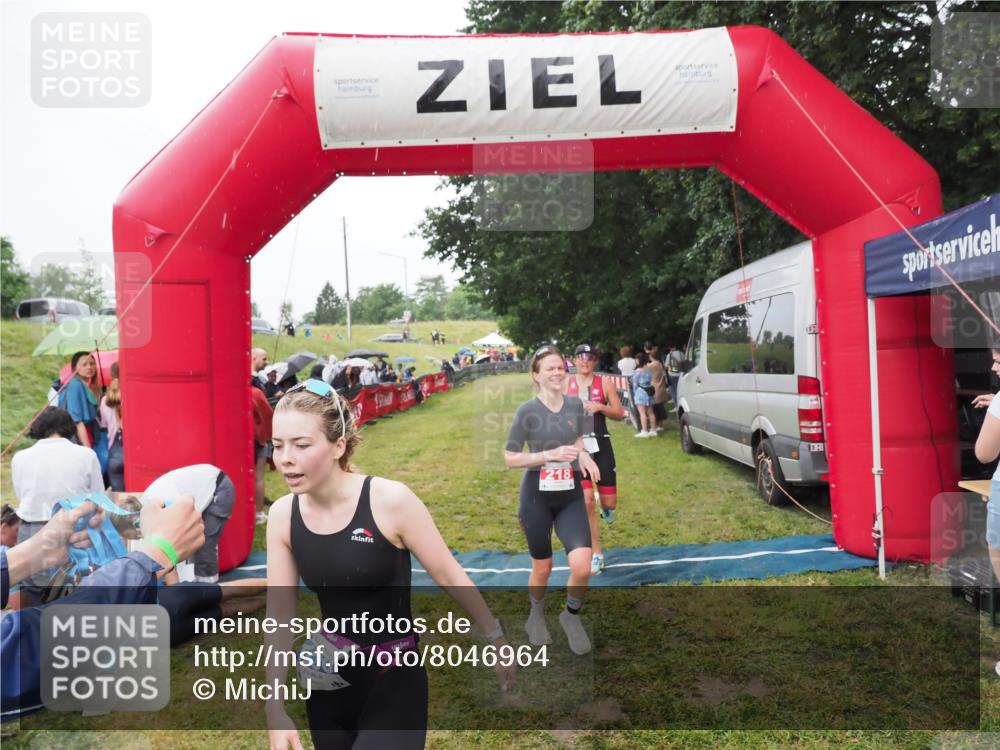 21.06.2025 - 27. Vierlanden-Triathlon MichiJ http://msf.ph/oto/8046964 15.06.2026 14:09:09 Ziel 218, 1180, 1230 meine-sportfotos.de