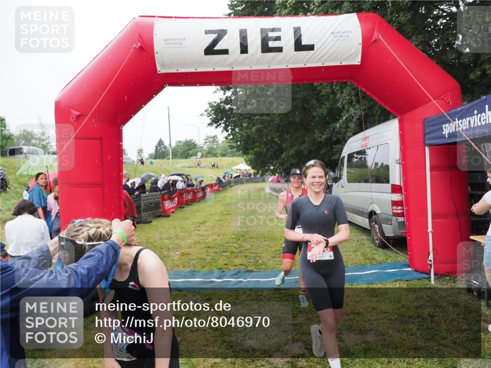 21.06.2025 - 27. Vierlanden-Triathlon MichiJ http://msf.ph/oto/8046970 15.06.2026 14:09:09 Ziel 218, 1180, 1230 meine-sportfotos.de