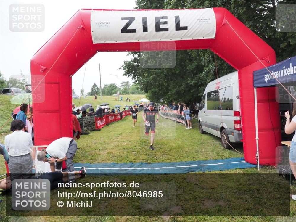21.06.2025 - 27. Vierlanden-Triathlon MichiJ http://msf.ph/oto/8046985 15.06.2026 14:09:24 Ziel 1133, 1222 meine-sportfotos.de