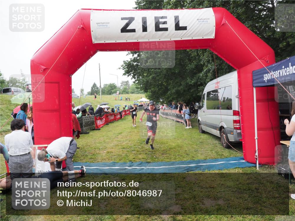 21.06.2025 - 27. Vierlanden-Triathlon MichiJ http://msf.ph/oto/8046987 15.06.2026 14:09:24 Ziel 1133, 1222 meine-sportfotos.de