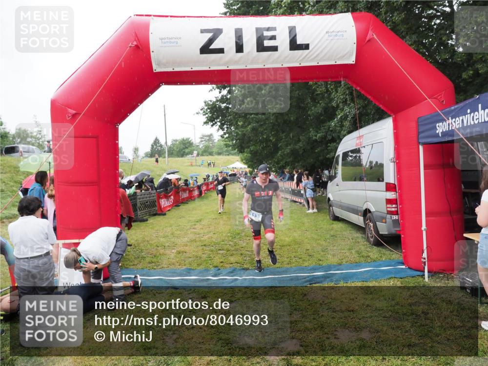 21.06.2025 - 27. Vierlanden-Triathlon MichiJ http://msf.ph/oto/8046993 15.06.2026 14:09:24 Ziel 1133, 1222 meine-sportfotos.de