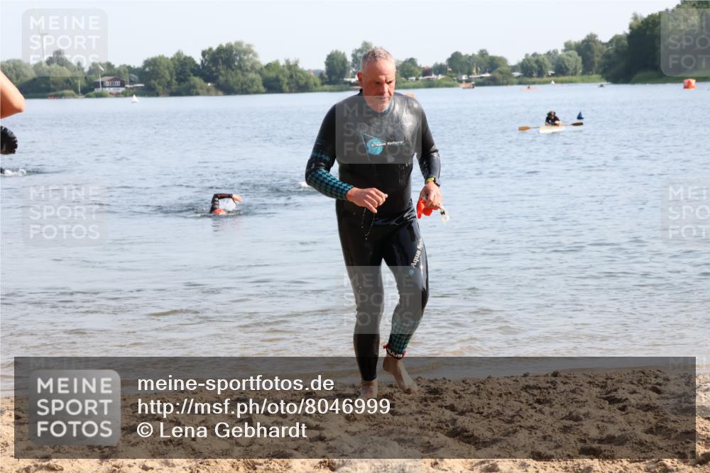 15.06.2025 - 27. Vierlanden-Triathlon Lena Gebhardt http://msf.ph/oto/8046999 15.06.2025 08:44:18 Schwimmen 130, 173, 174 meine-sportfotos.de