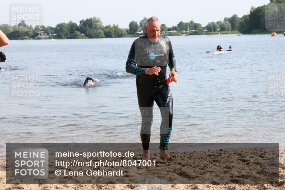 15.06.2025 - 27. Vierlanden-Triathlon Lena Gebhardt http://msf.ph/oto/8047001 15.06.2025 08:44:19 Schwimmen 130, 173, 174 meine-sportfotos.de