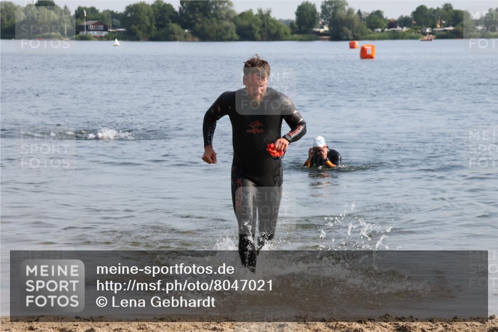15.06.2025 - 27. Vierlanden-Triathlon Lena Gebhardt http://msf.ph/oto/8047021 15.06.2025 08:44:32 Schwimmen 93 meine-sportfotos.de