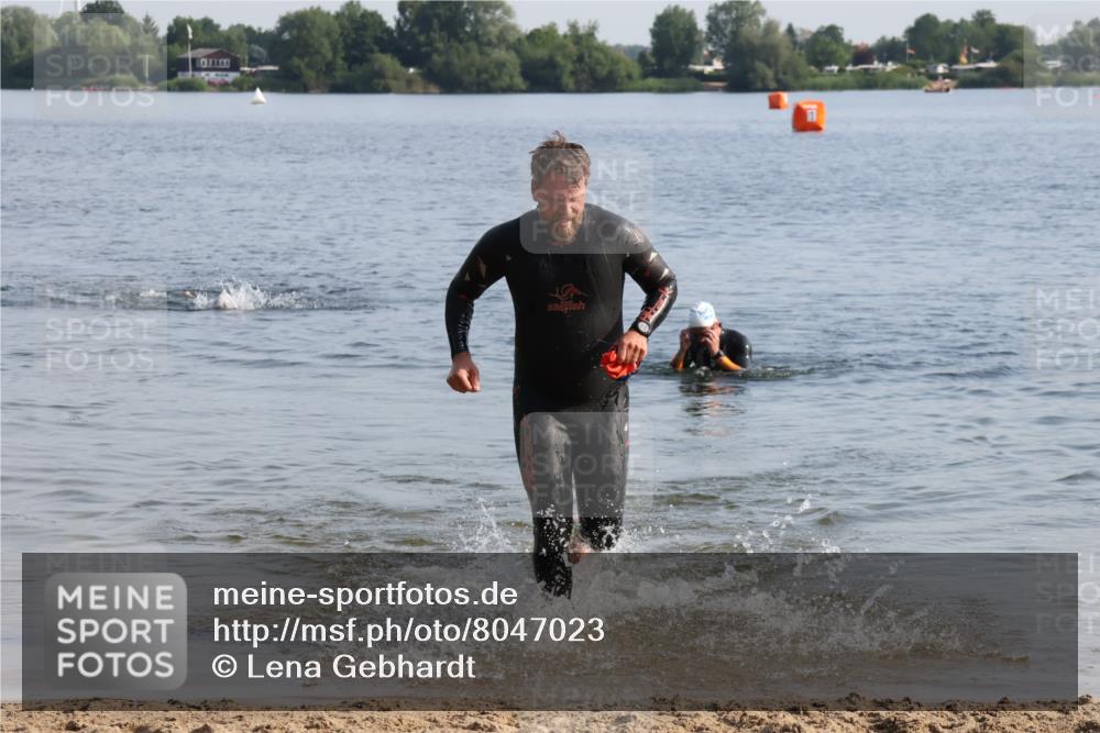 15.06.2025 - 27. Vierlanden-Triathlon Lena Gebhardt http://msf.ph/oto/8047023 15.06.2025 08:44:32 Schwimmen 93 meine-sportfotos.de