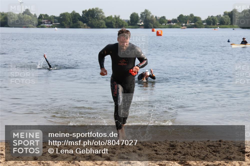 15.06.2025 - 27. Vierlanden-Triathlon Lena Gebhardt http://msf.ph/oto/8047027 15.06.2025 08:44:33 Schwimmen 93 meine-sportfotos.de