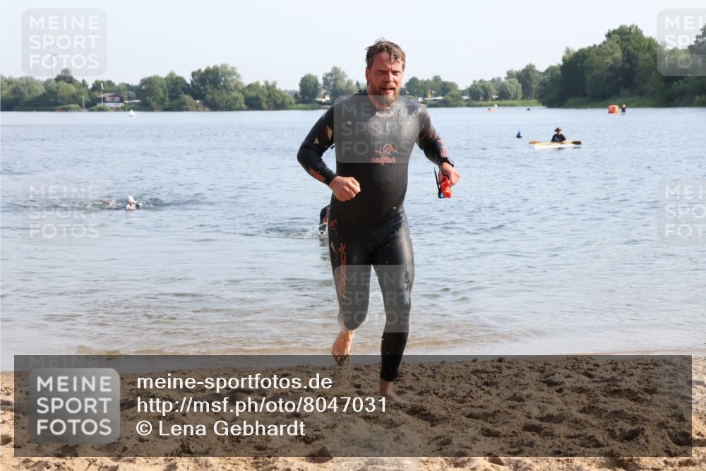 15.06.2025 - 27. Vierlanden-Triathlon Lena Gebhardt http://msf.ph/oto/8047031 15.06.2025 08:44:34 Schwimmen 93 meine-sportfotos.de
