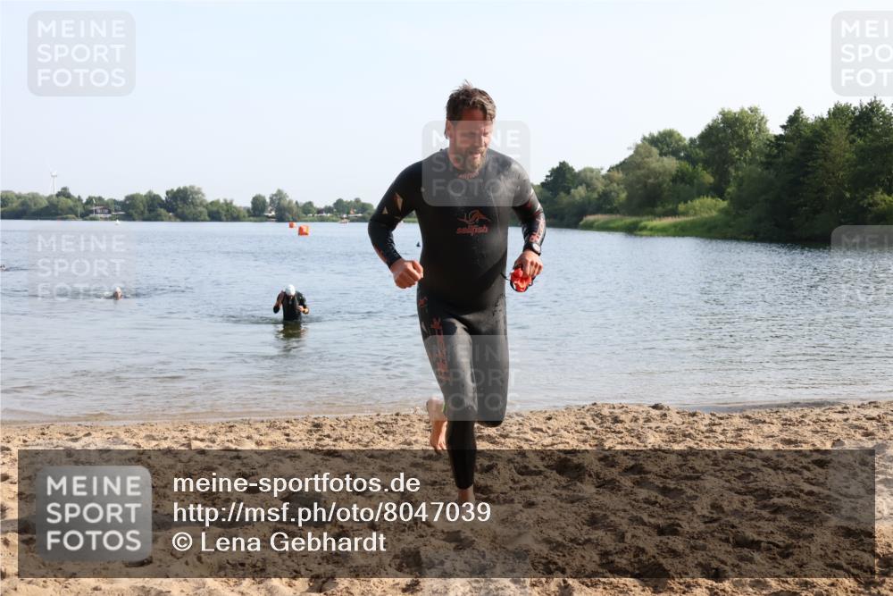 15.06.2025 - 27. Vierlanden-Triathlon Lena Gebhardt http://msf.ph/oto/8047039 15.06.2025 08:44:35 Schwimmen 93 meine-sportfotos.de