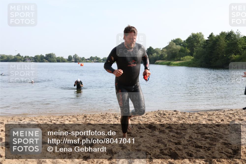 15.06.2025 - 27. Vierlanden-Triathlon Lena Gebhardt http://msf.ph/oto/8047041 15.06.2025 08:44:35 Schwimmen 93 meine-sportfotos.de
