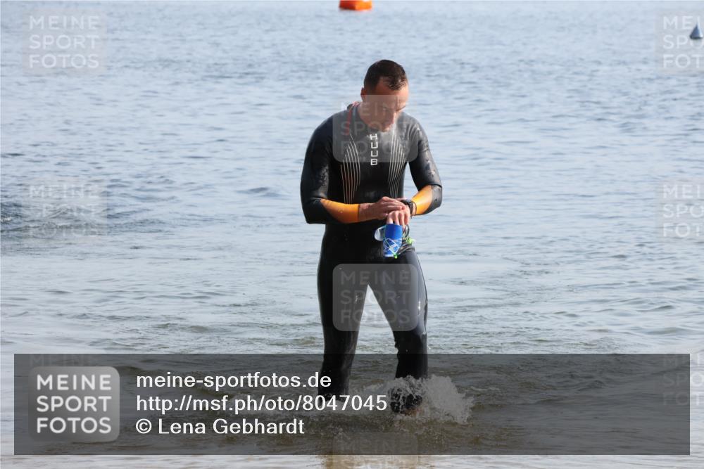 15.06.2025 - 27. Vierlanden-Triathlon Lena Gebhardt http://msf.ph/oto/8047045 15.06.2025 08:44:41 Schwimmen 81, 93 meine-sportfotos.de