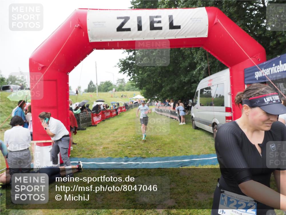 21.06.2025 - 27. Vierlanden-Triathlon MichiJ http://msf.ph/oto/8047046 15.06.2026 14:09:29 Ziel 1133, 1190, 1191, 1222 meine-sportfotos.de