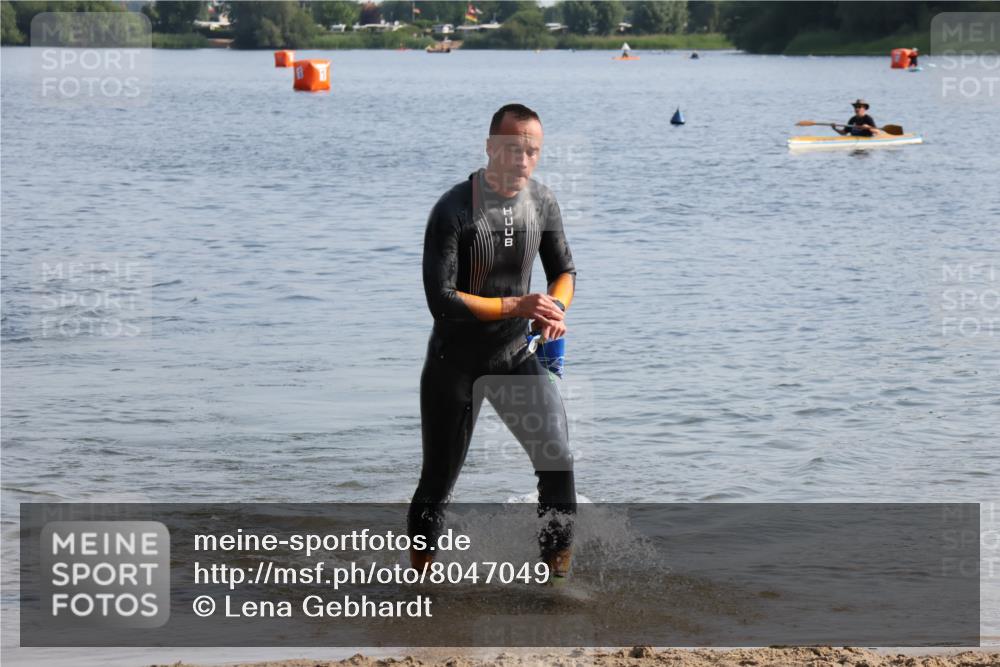 15.06.2025 - 27. Vierlanden-Triathlon Lena Gebhardt http://msf.ph/oto/8047049 15.06.2025 08:44:42 Schwimmen 81, 93 meine-sportfotos.de