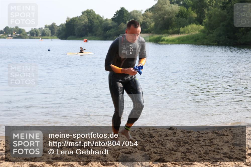 15.06.2025 - 27. Vierlanden-Triathlon Lena Gebhardt http://msf.ph/oto/8047054 15.06.2025 08:44:45 Schwimmen 81, 160 meine-sportfotos.de