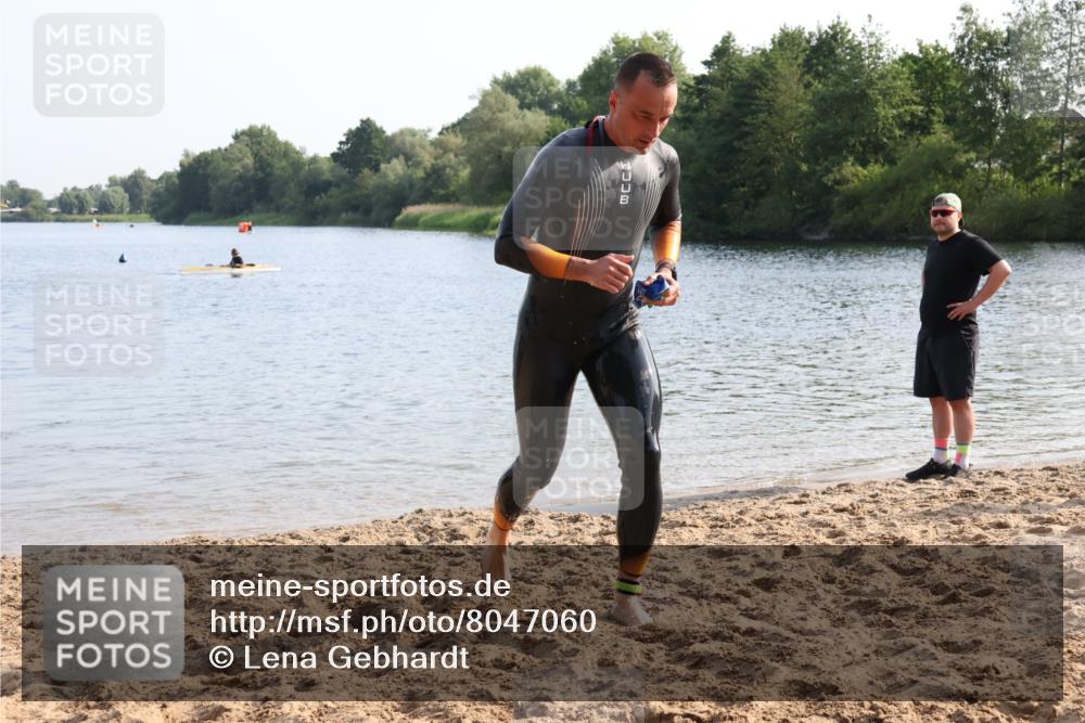 15.06.2025 - 27. Vierlanden-Triathlon Lena Gebhardt http://msf.ph/oto/8047060 15.06.2025 08:44:46 Schwimmen 81, 160 meine-sportfotos.de