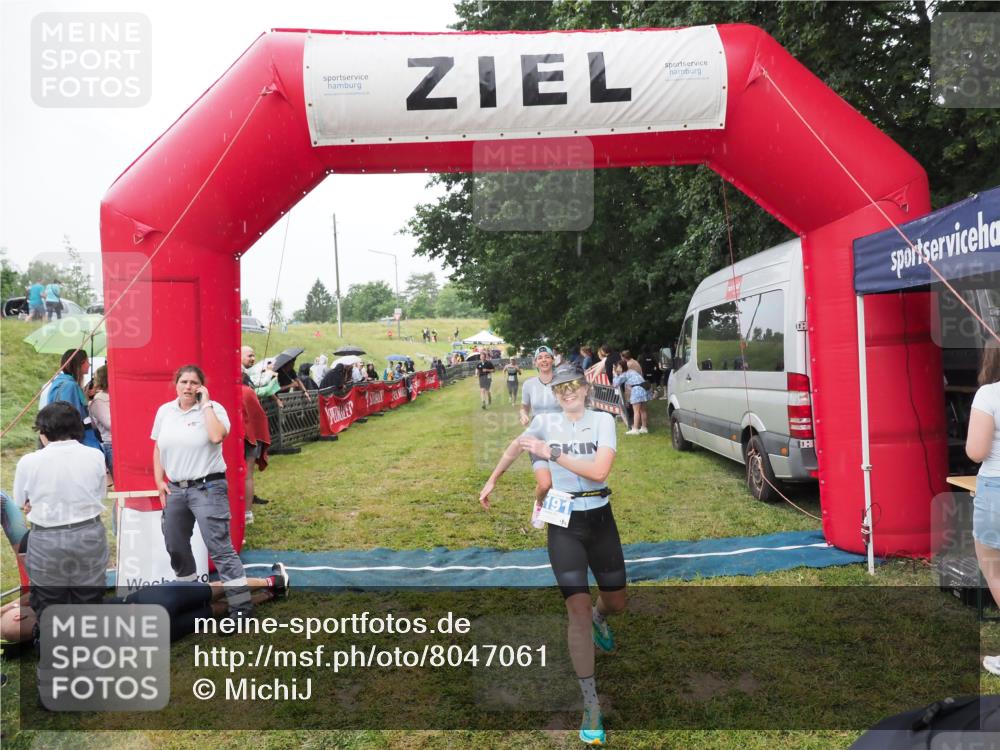 21.06.2025 - 27. Vierlanden-Triathlon MichiJ http://msf.ph/oto/8047061 15.06.2026 14:09:31 Ziel 687, 1133, 1190, 1191, 1222 meine-sportfotos.de