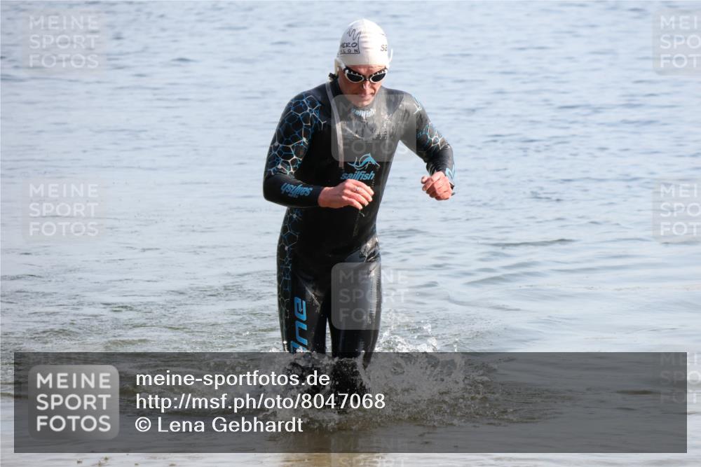 15.06.2025 - 27. Vierlanden-Triathlon Lena Gebhardt http://msf.ph/oto/8047068 15.06.2025 08:44:50 Schwimmen 81, 160 meine-sportfotos.de