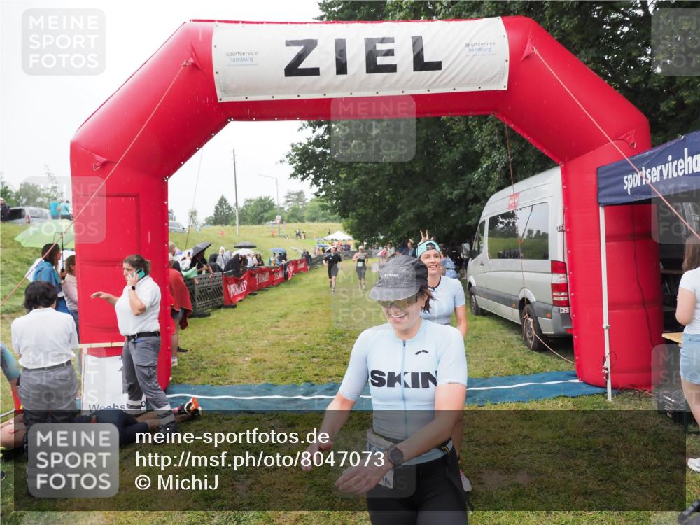 21.06.2025 - 27. Vierlanden-Triathlon MichiJ http://msf.ph/oto/8047073 15.06.2026 14:09:32 Ziel 687, 942, 1190, 1191, 1222 meine-sportfotos.de