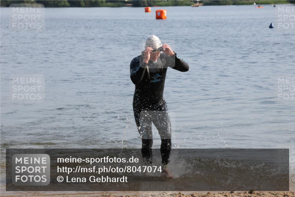 15.06.2025 - 27. Vierlanden-Triathlon Lena Gebhardt http://msf.ph/oto/8047074 15.06.2025 08:44:51 Schwimmen 81, 160 meine-sportfotos.de