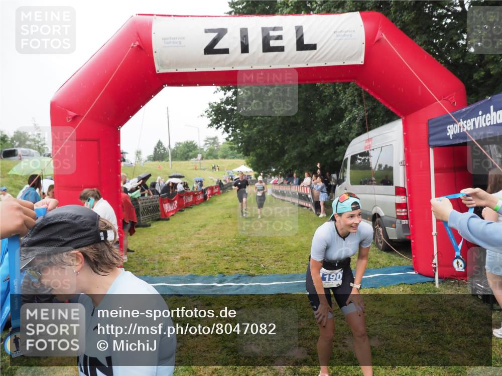 21.06.2025 - 27. Vierlanden-Triathlon MichiJ http://msf.ph/oto/8047082 15.06.2026 14:09:33 Ziel 687, 942, 1190, 1191, 1222 meine-sportfotos.de