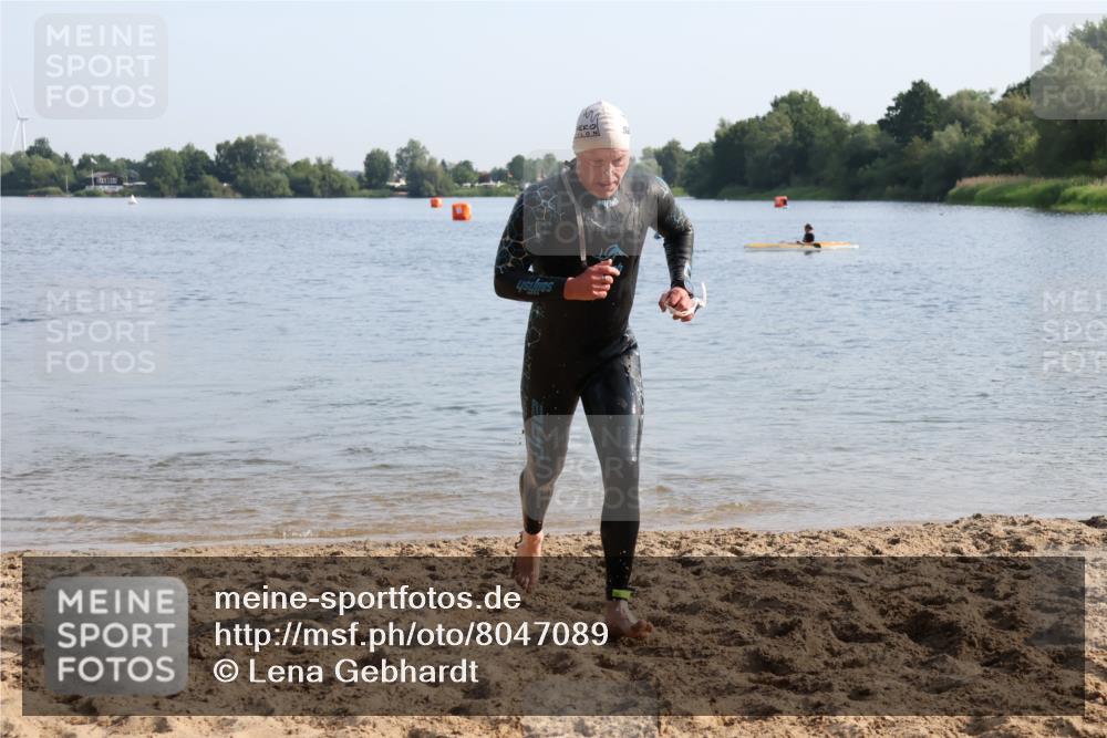 15.06.2025 - 27. Vierlanden-Triathlon Lena Gebhardt http://msf.ph/oto/8047089 15.06.2025 08:44:53 Schwimmen 81, 160 meine-sportfotos.de