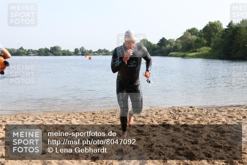 15.06.2025 - 27. Vierlanden-Triathlon Lena Gebhardt http://msf.ph/oto/8047092 15.06.2025 08:44:54 Schwimmen 81, 160 meine-sportfotos.de