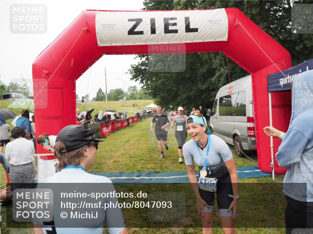 21.06.2025 - 27. Vierlanden-Triathlon MichiJ http://msf.ph/oto/8047093 15.06.2026 14:09:35 Ziel 687, 942, 1190, 1191 meine-sportfotos.de