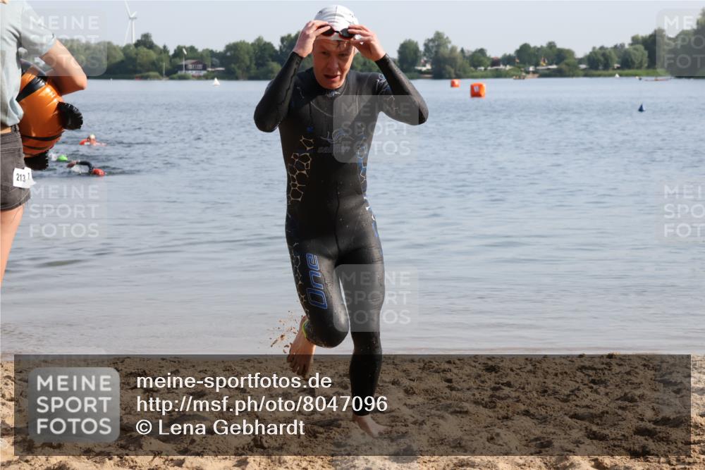 15.06.2025 - 27. Vierlanden-Triathlon Lena Gebhardt http://msf.ph/oto/8047096 15.06.2025 08:45:12 Schwimmen 127 meine-sportfotos.de