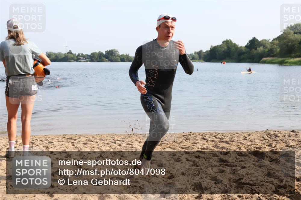 15.06.2025 - 27. Vierlanden-Triathlon Lena Gebhardt http://msf.ph/oto/8047098 15.06.2025 08:45:13 Schwimmen 127 meine-sportfotos.de