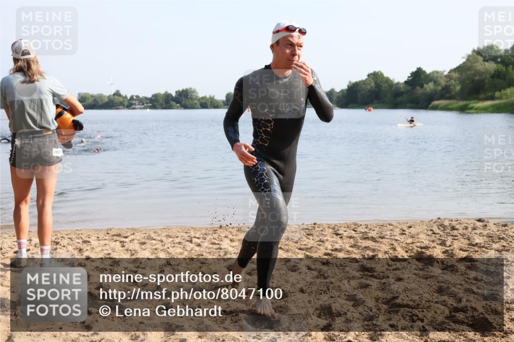 15.06.2025 - 27. Vierlanden-Triathlon Lena Gebhardt http://msf.ph/oto/8047100 15.06.2025 08:45:13 Schwimmen 127 meine-sportfotos.de