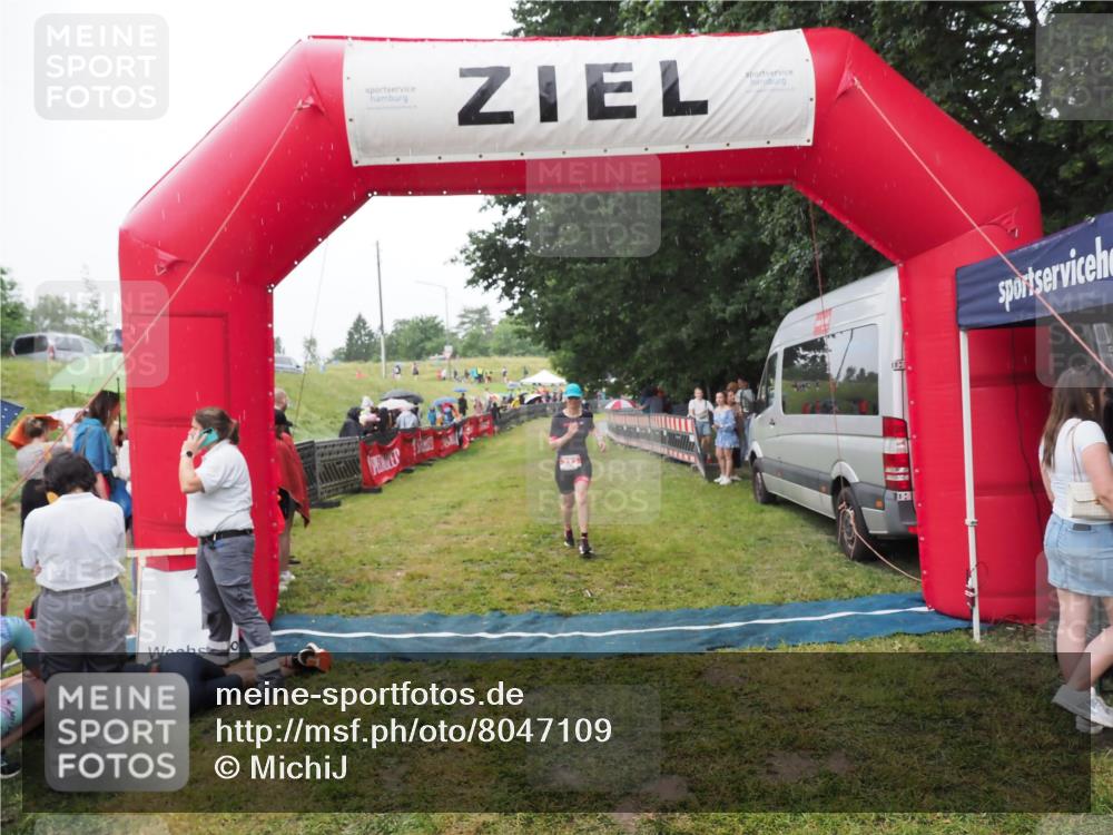 21.06.2025 - 27. Vierlanden-Triathlon MichiJ http://msf.ph/oto/8047109 15.06.2026 14:09:54 Ziel 223, 1166 meine-sportfotos.de