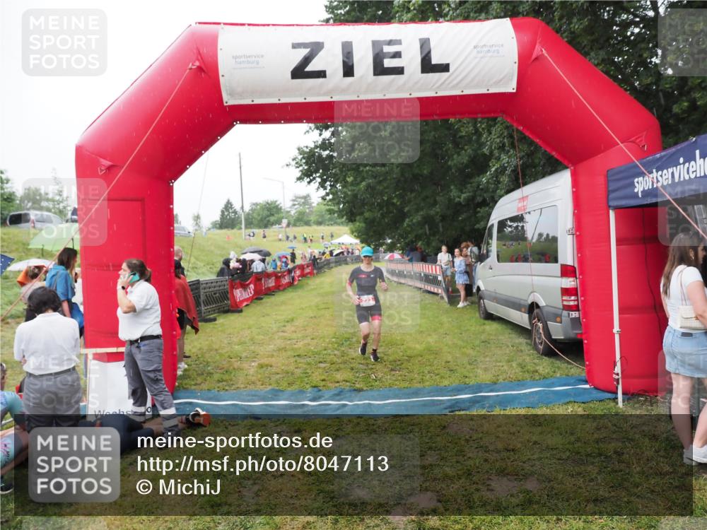 21.06.2025 - 27. Vierlanden-Triathlon MichiJ http://msf.ph/oto/8047113 15.06.2026 14:09:55 Ziel 223, 1166 meine-sportfotos.de