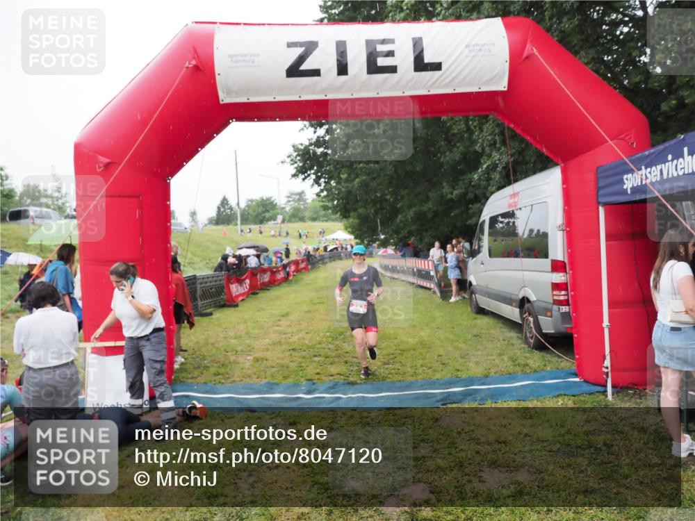 21.06.2025 - 27. Vierlanden-Triathlon MichiJ http://msf.ph/oto/8047120 15.06.2026 14:09:55 Ziel 223, 1166 meine-sportfotos.de