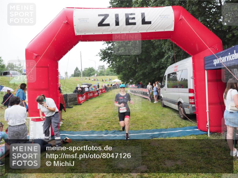 21.06.2025 - 27. Vierlanden-Triathlon MichiJ http://msf.ph/oto/8047126 15.06.2026 14:09:55 Ziel 223, 1166 meine-sportfotos.de