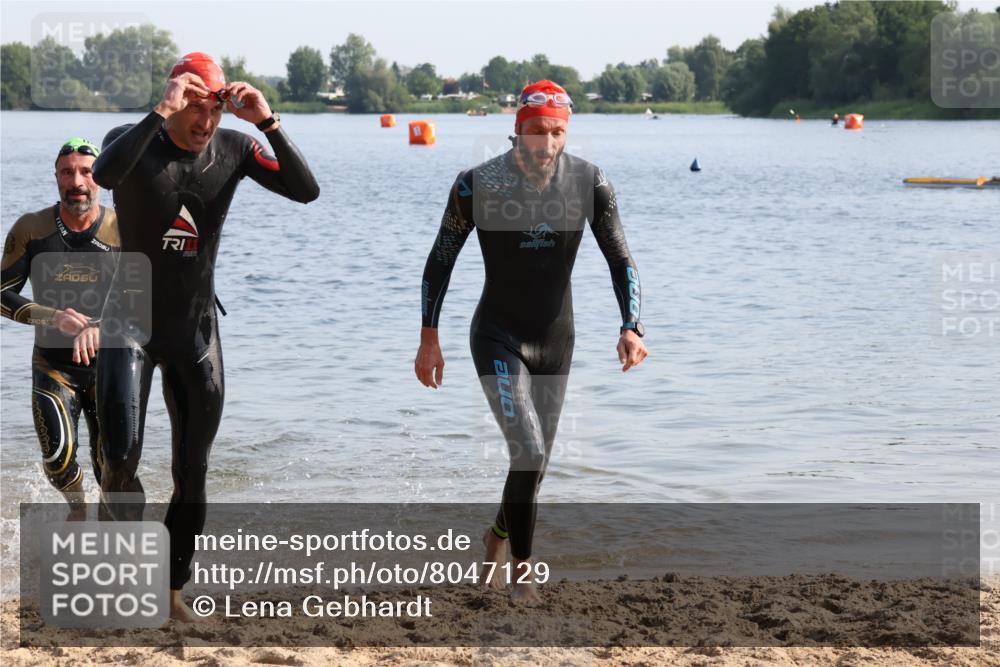 15.06.2025 - 27. Vierlanden-Triathlon Lena Gebhardt http://msf.ph/oto/8047129 15.06.2025 08:45:36 Schwimmen 104, 116, 125, 145 meine-sportfotos.de