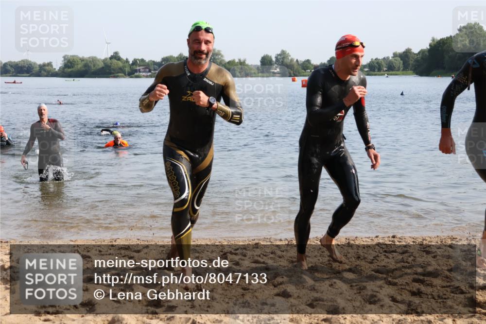 15.06.2025 - 27. Vierlanden-Triathlon Lena Gebhardt http://msf.ph/oto/8047133 15.06.2025 08:45:37 Schwimmen 104, 116, 125, 145 meine-sportfotos.de