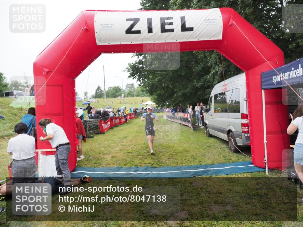 21.06.2025 - 27. Vierlanden-Triathlon MichiJ http://msf.ph/oto/8047138 15.06.2026 14:10:16 Ziel 219 meine-sportfotos.de