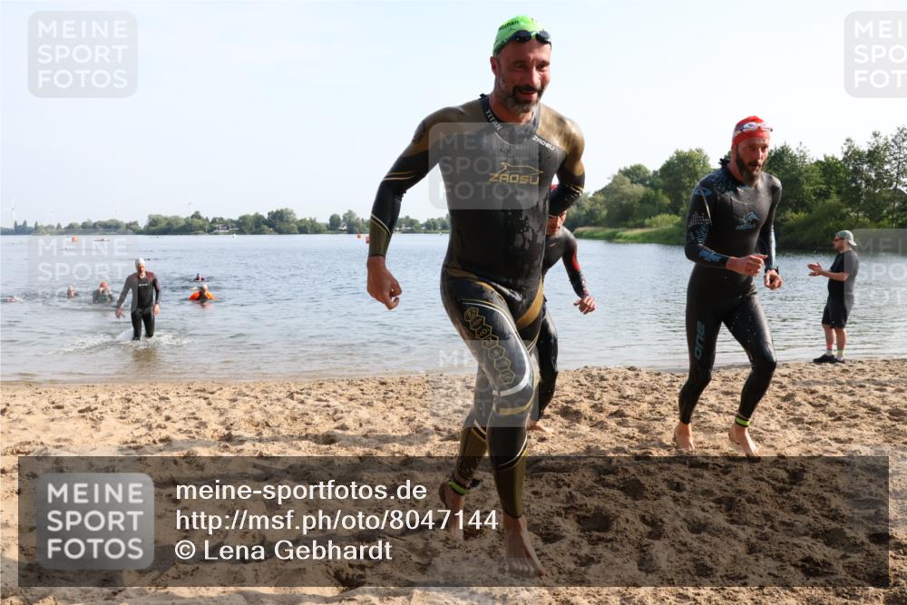 15.06.2025 - 27. Vierlanden-Triathlon Lena Gebhardt http://msf.ph/oto/8047144 15.06.2025 08:45:39 Schwimmen 104, 116, 125, 145 meine-sportfotos.de