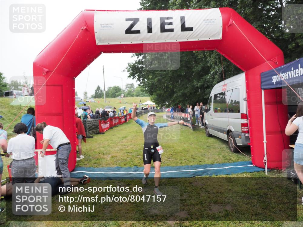 21.06.2025 - 27. Vierlanden-Triathlon MichiJ http://msf.ph/oto/8047157 15.06.2026 14:10:17 Ziel 219 meine-sportfotos.de