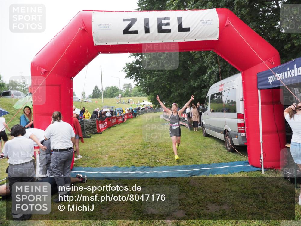 21.06.2025 - 27. Vierlanden-Triathlon MichiJ http://msf.ph/oto/8047176 15.06.2026 14:10:30 Ziel 1174 meine-sportfotos.de