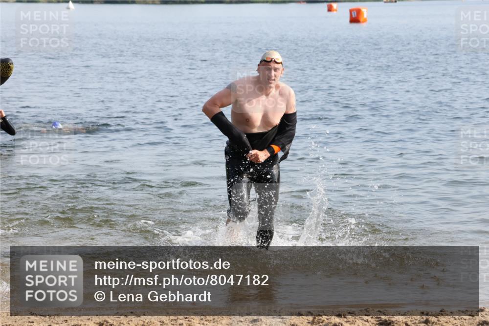 15.06.2025 - 27. Vierlanden-Triathlon Lena Gebhardt http://msf.ph/oto/8047182 15.06.2025 08:45:48 Schwimmen 13, 104, 106, 116, 125, 142, 150 meine-sportfotos.de