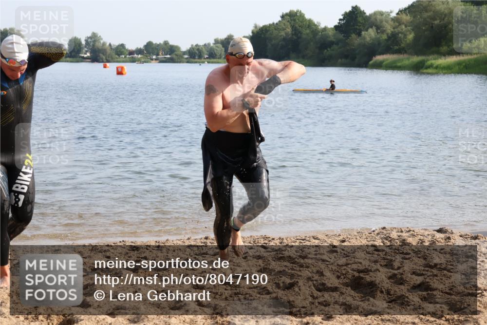 15.06.2025 - 27. Vierlanden-Triathlon Lena Gebhardt http://msf.ph/oto/8047190 15.06.2025 08:45:51 Schwimmen 13, 106, 125, 142, 150, 152 meine-sportfotos.de