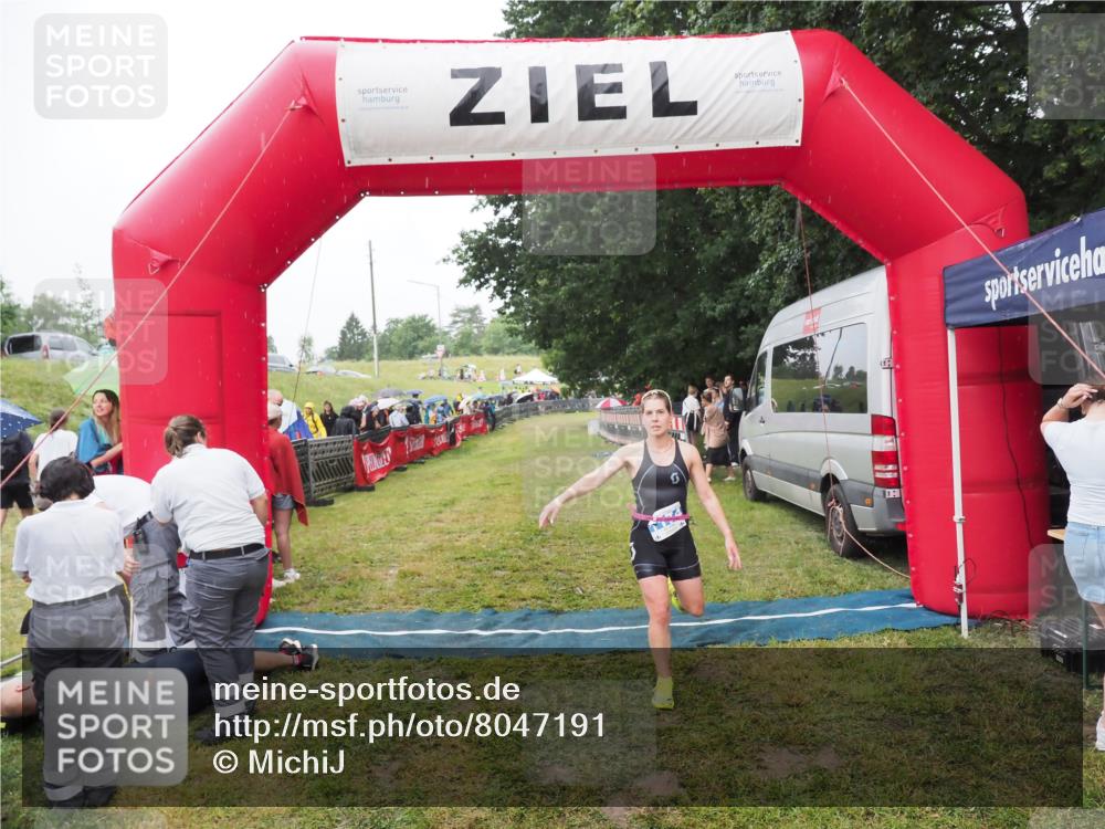 21.06.2025 - 27. Vierlanden-Triathlon MichiJ http://msf.ph/oto/8047191 15.06.2026 14:10:31 Ziel 1174 meine-sportfotos.de