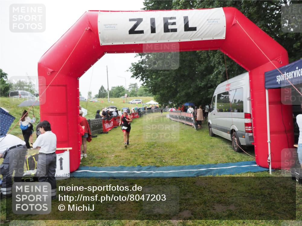 21.06.2025 - 27. Vierlanden-Triathlon MichiJ http://msf.ph/oto/8047203 15.06.2026 14:10:48 Ziel 903 meine-sportfotos.de