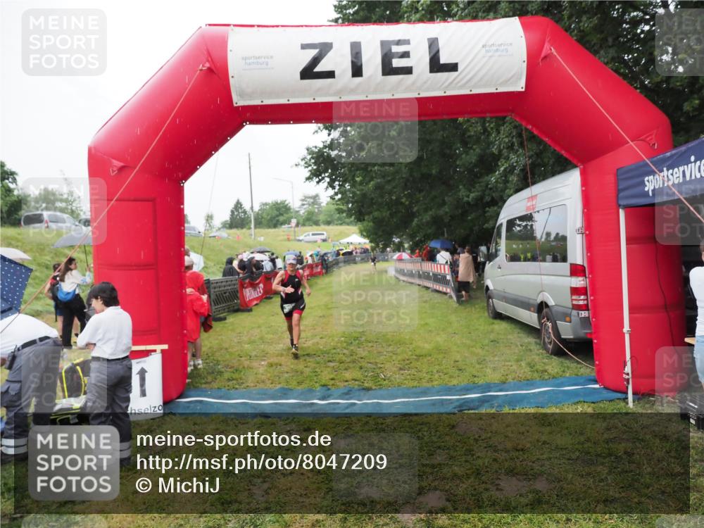 21.06.2025 - 27. Vierlanden-Triathlon MichiJ http://msf.ph/oto/8047209 15.06.2026 14:10:48 Ziel 903 meine-sportfotos.de