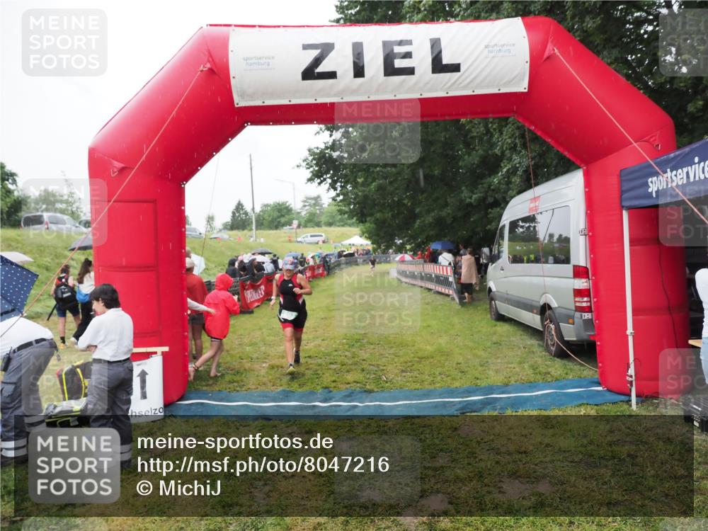 21.06.2025 - 27. Vierlanden-Triathlon MichiJ http://msf.ph/oto/8047216 15.06.2026 14:10:49 Ziel 903 meine-sportfotos.de